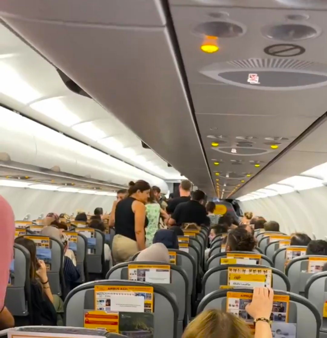 Pegasus Airlines Five Hours Delay, Passengers Fainted, Flight and Cabin Crew Left The Plane After Their Shift Ended !
